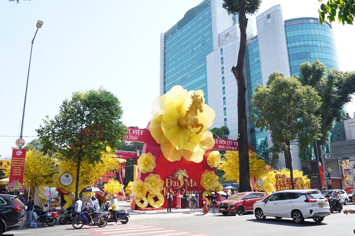 Mai vàng, vó ngựa và hồn Tết xưa giữa lòng TP.HCM - 1