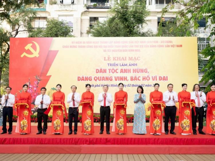 Khai mạc triển lãm ảnh “Dân tộc anh hùng, Đảng quang vinh, Bác Hồ vĩ đại”