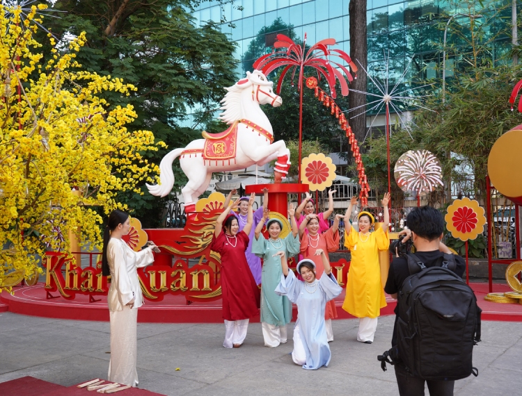 Mai vàng, vó ngựa và hồn Tết xưa giữa lòng TP.HCM