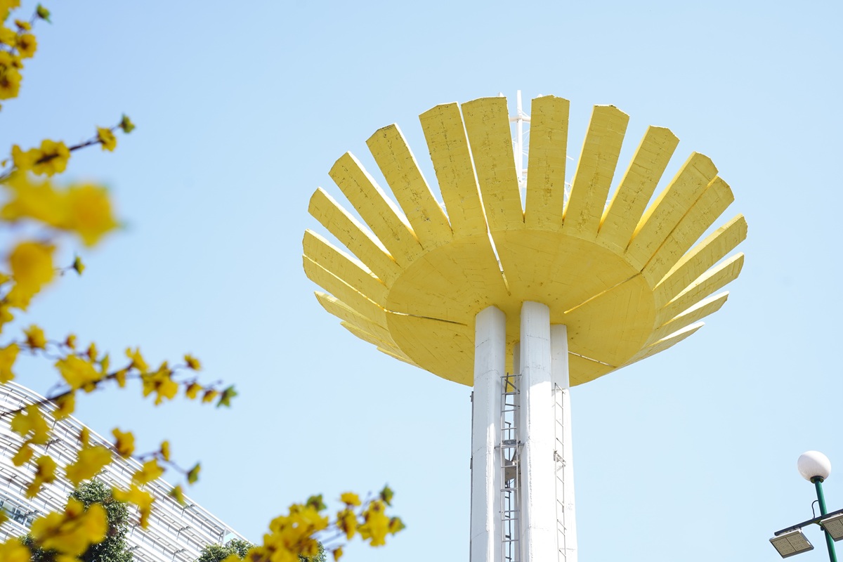 cau thang ho con rua duoc son lai, co them tieu canh hoa mai hoa dao - 4