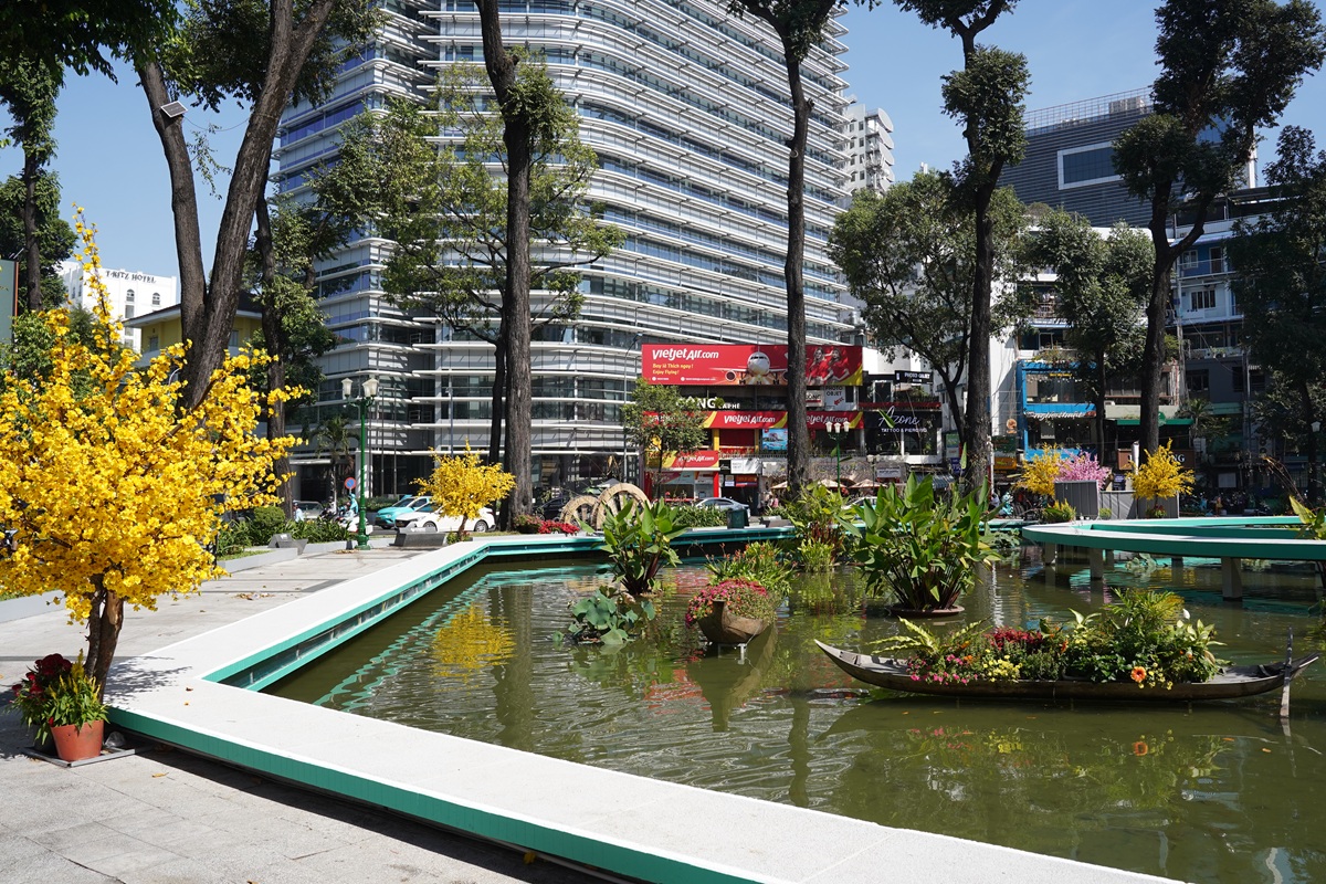 cau thang ho con rua duoc son lai, co them tieu canh hoa mai hoa dao - 2