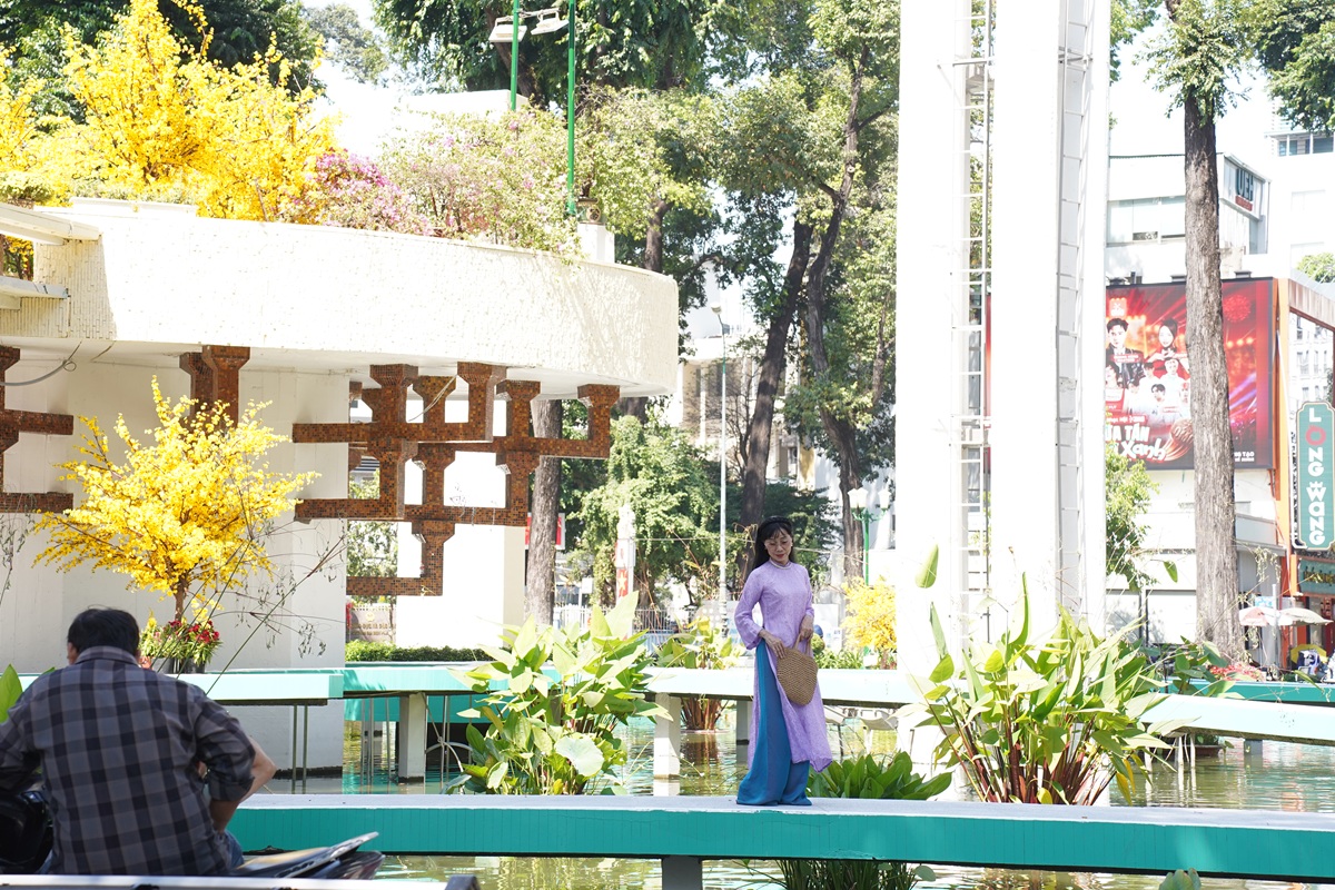 cau thang ho con rua duoc son lai, co them tieu canh hoa mai hoa dao - 11