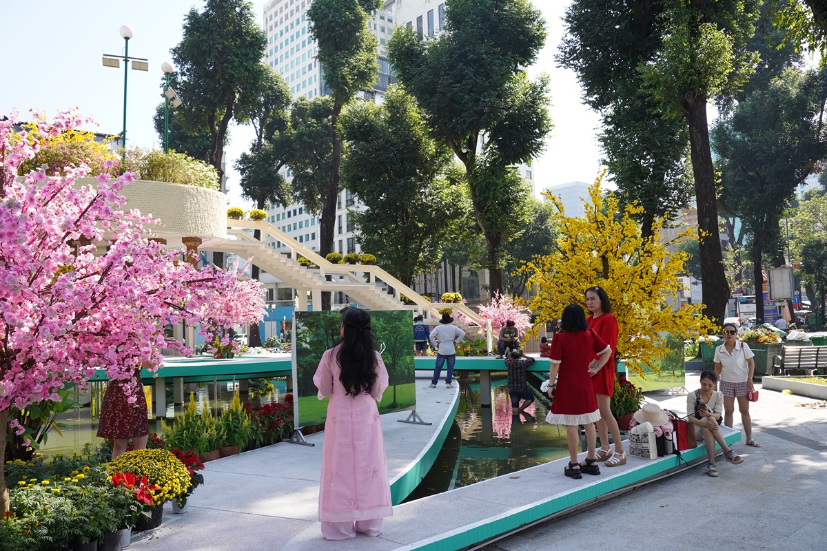 cau thang ho con rua duoc son lai, co them tieu canh hoa mai hoa dao - 9