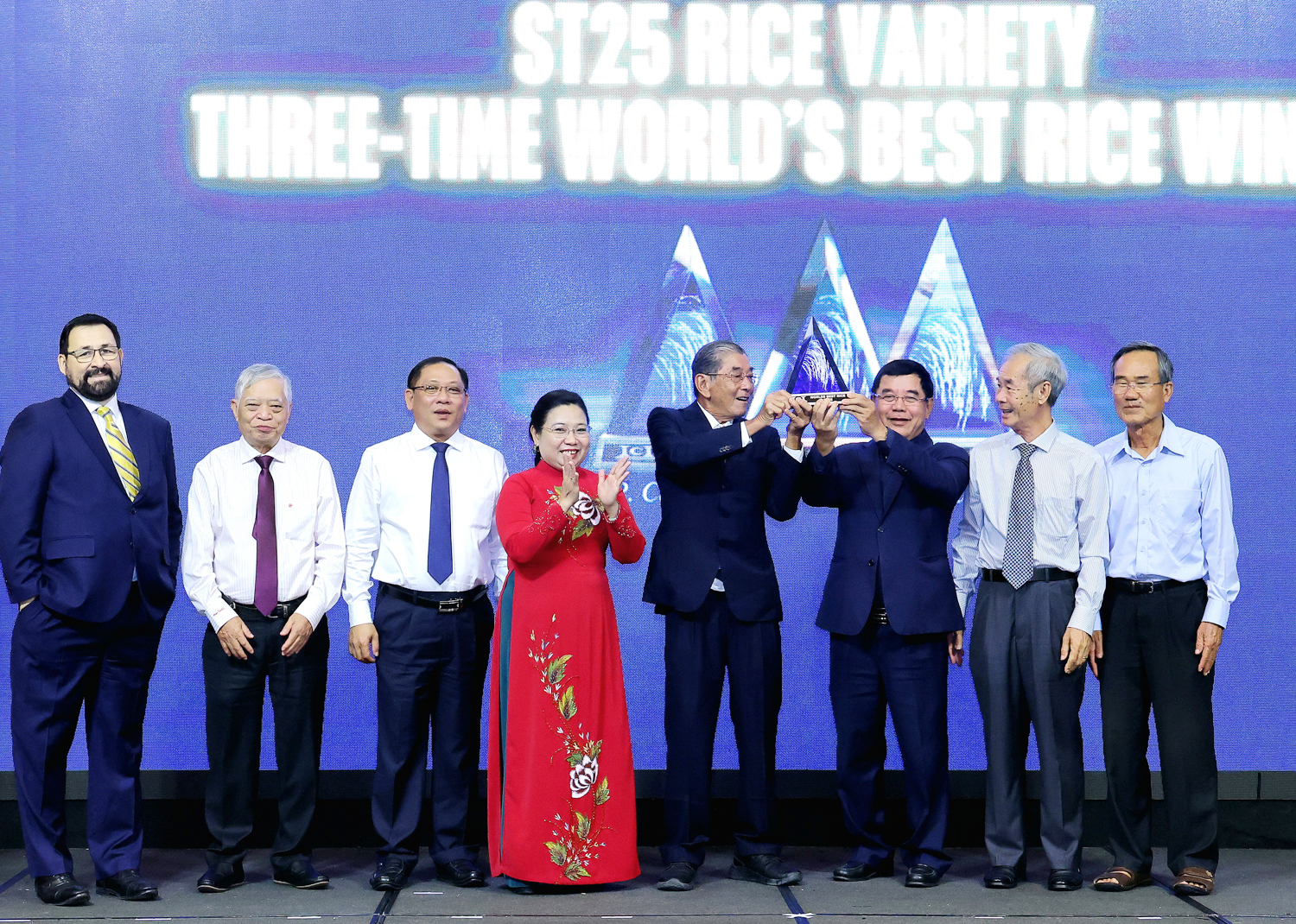 Anh hùng Lao động Hồ Quang Cua nhận cúp ‘Gạo ngon nhất thế giới 2025’ - 1