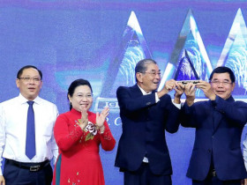  - Anh hùng Lao động Hồ Quang Cua nhận cúp ‘Gạo ngon nhất thế giới 2025’