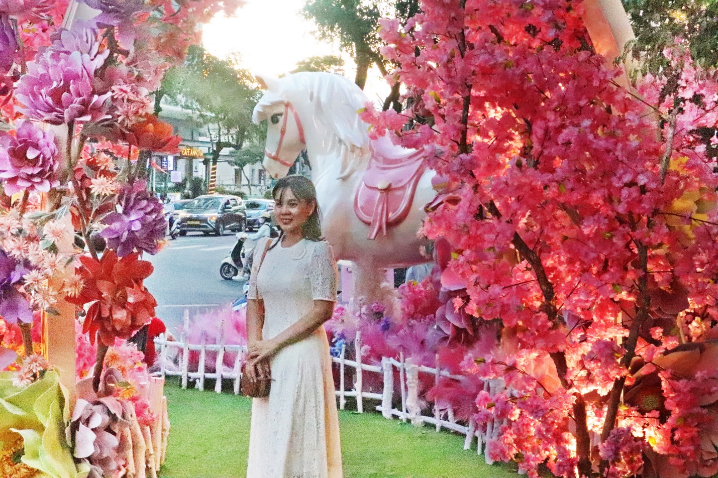 Du khách thích thú check-in với bạch mã tại Nha Trang - 5