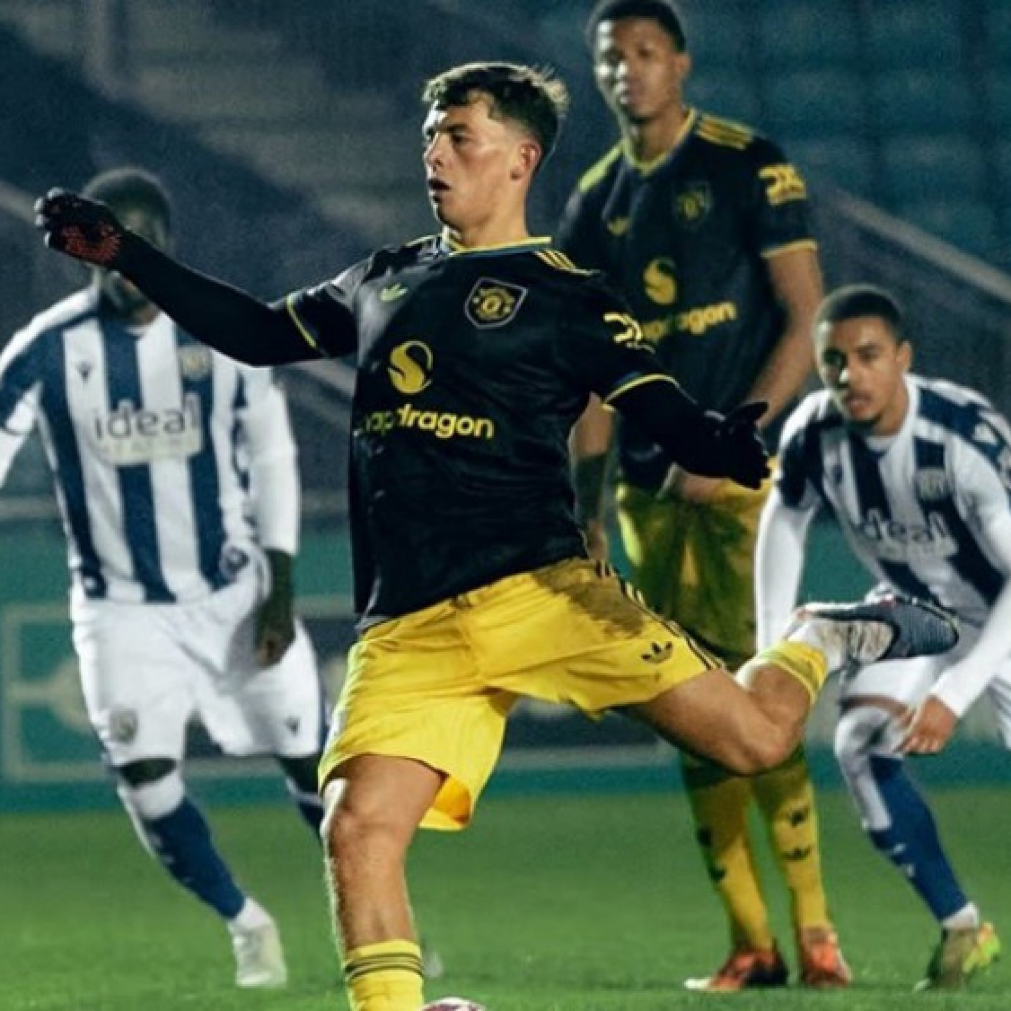  - Thần đồng 18 tuổi của MU lập hat-trick, đoạt "Cầu thủ xuất sắc nhất trận"