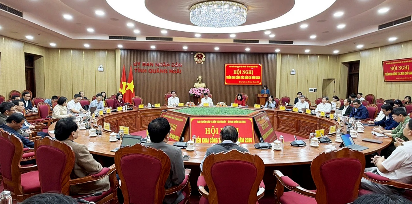 ubnd tinh quang ngai tang bang khen cho phong vien tap chi du lich tp.hcm - 1