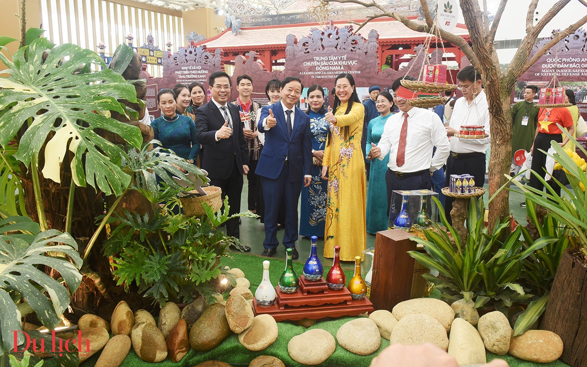 ubnd tinh quang ngai tang bang khen cho phong vien tap chi du lich tp.hcm - 7