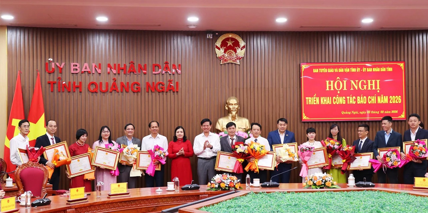 ubnd tinh quang ngai tang bang khen cho phong vien tap chi du lich tp.hcm - 2