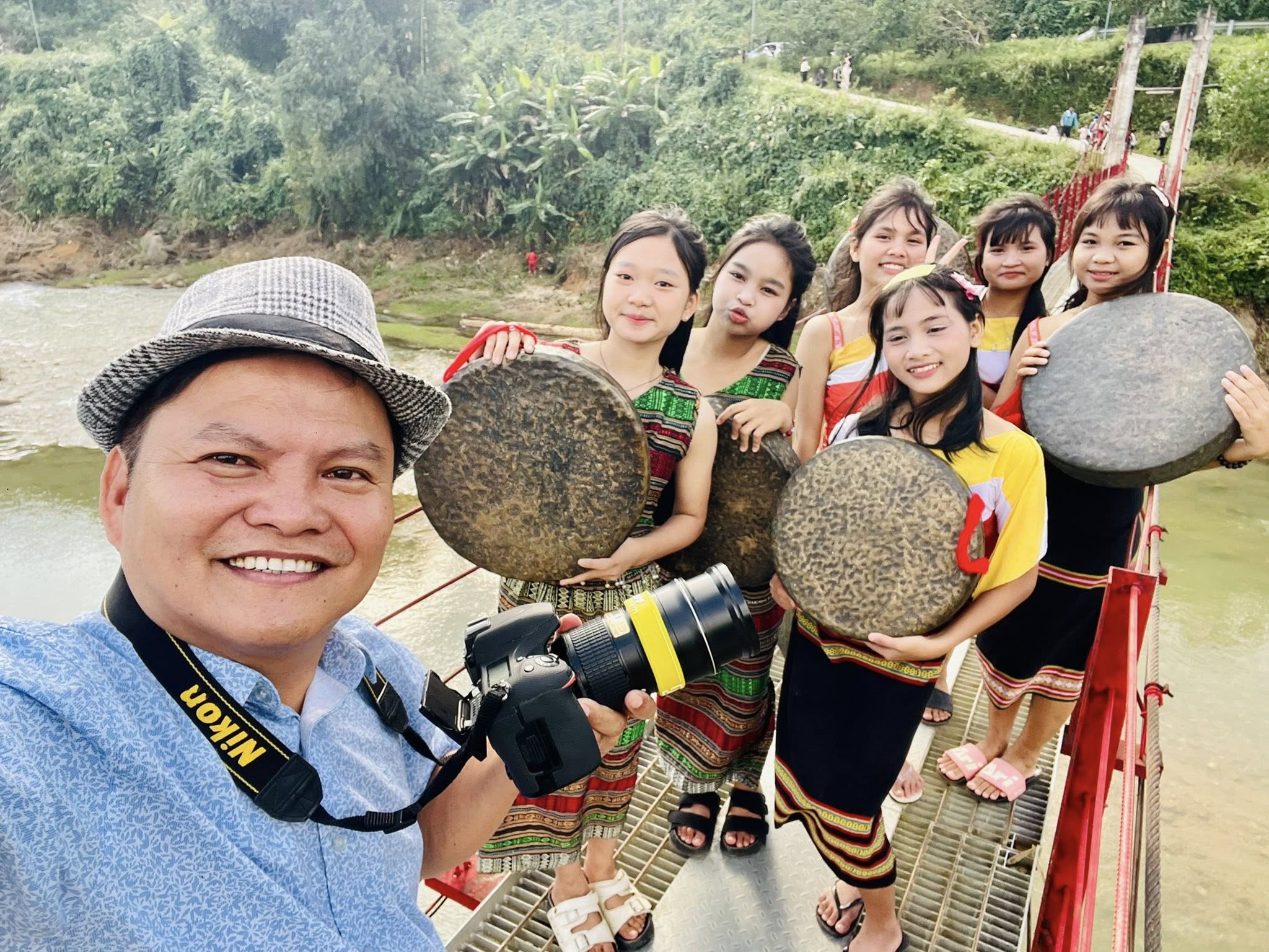 ubnd tinh quang ngai tang bang khen cho phong vien tap chi du lich tp.hcm - 11