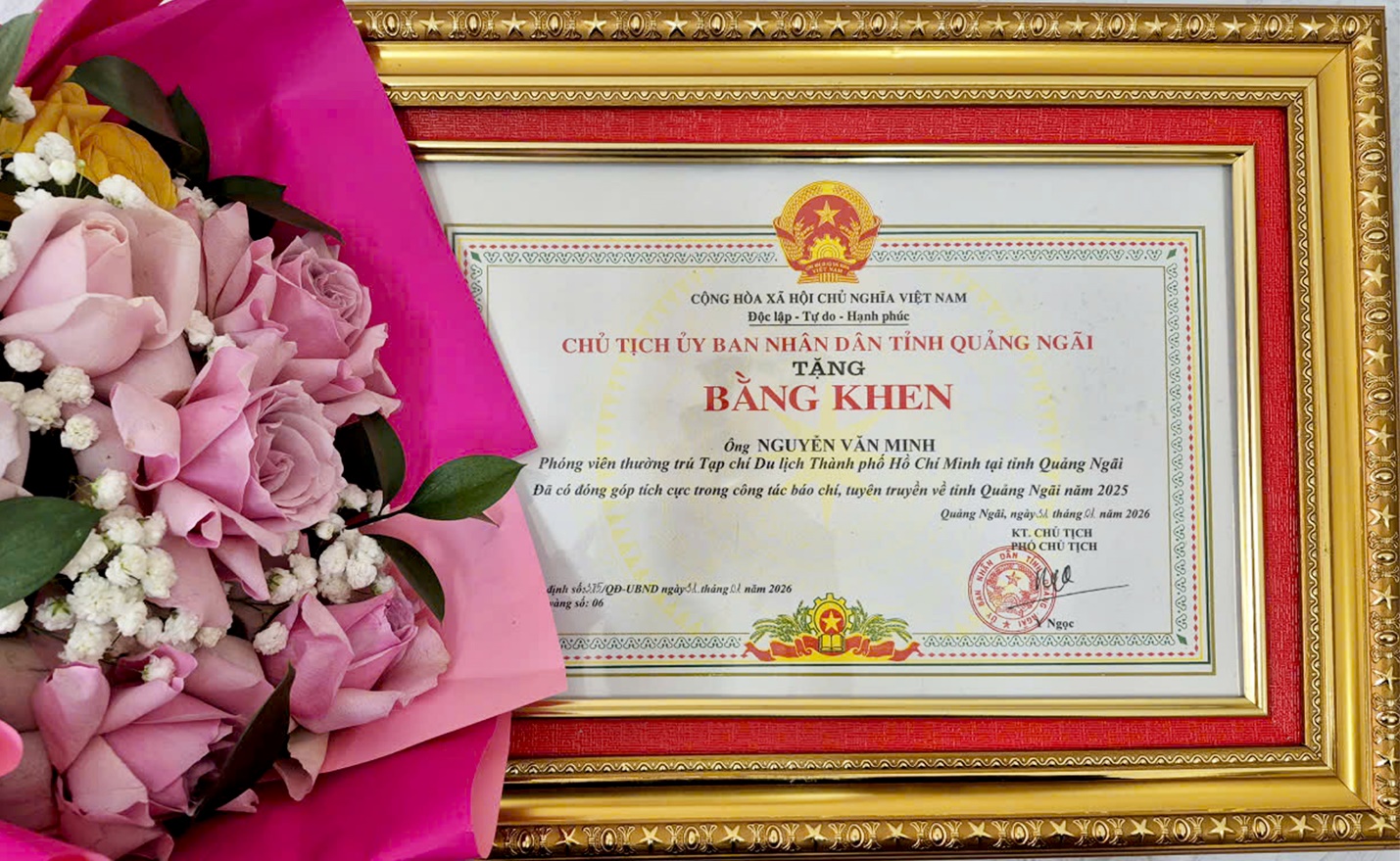 ubnd tinh quang ngai tang bang khen cho phong vien tap chi du lich tp.hcm - 3