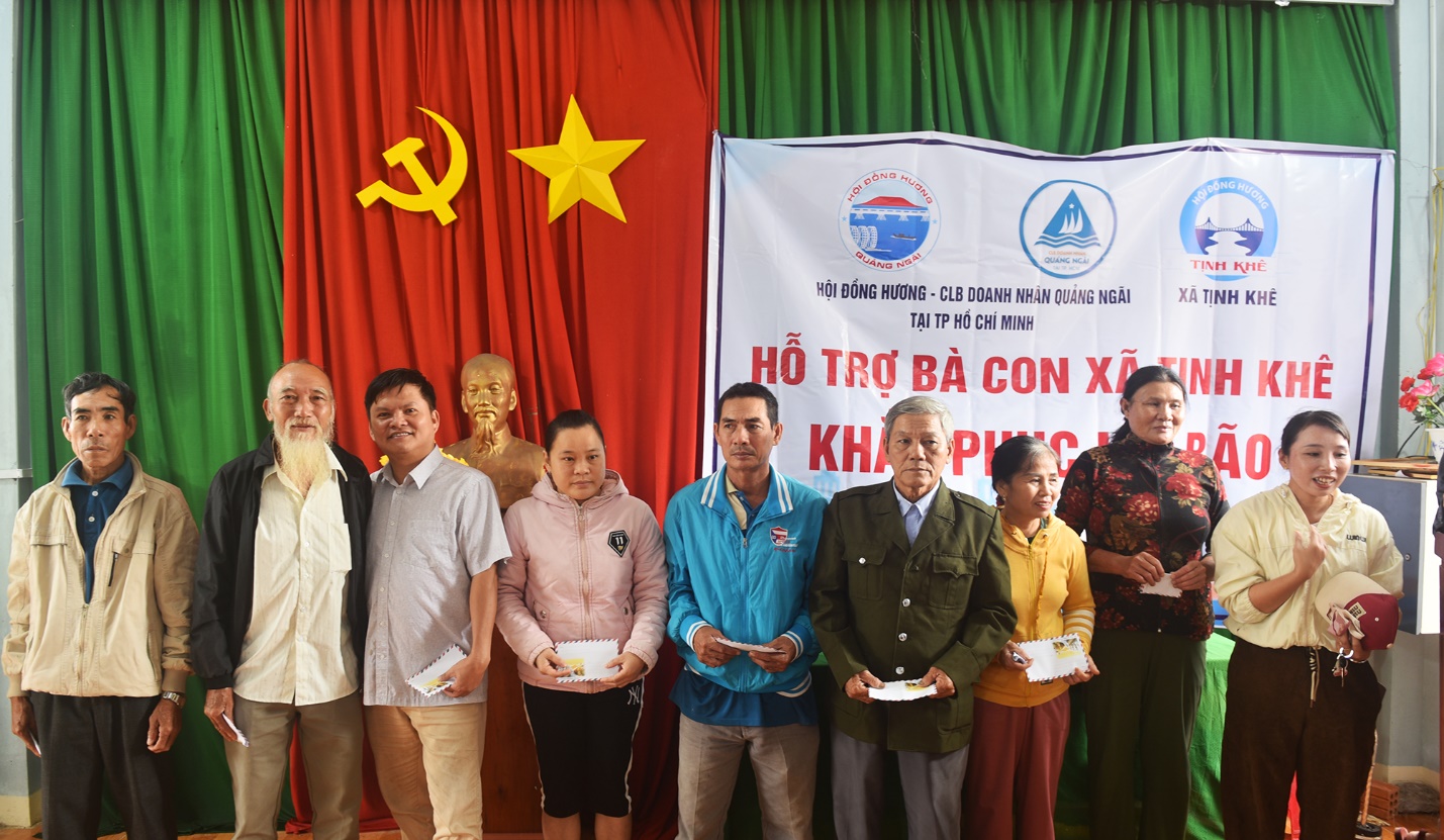 ubnd tinh quang ngai tang bang khen cho phong vien tap chi du lich tp.hcm - 5