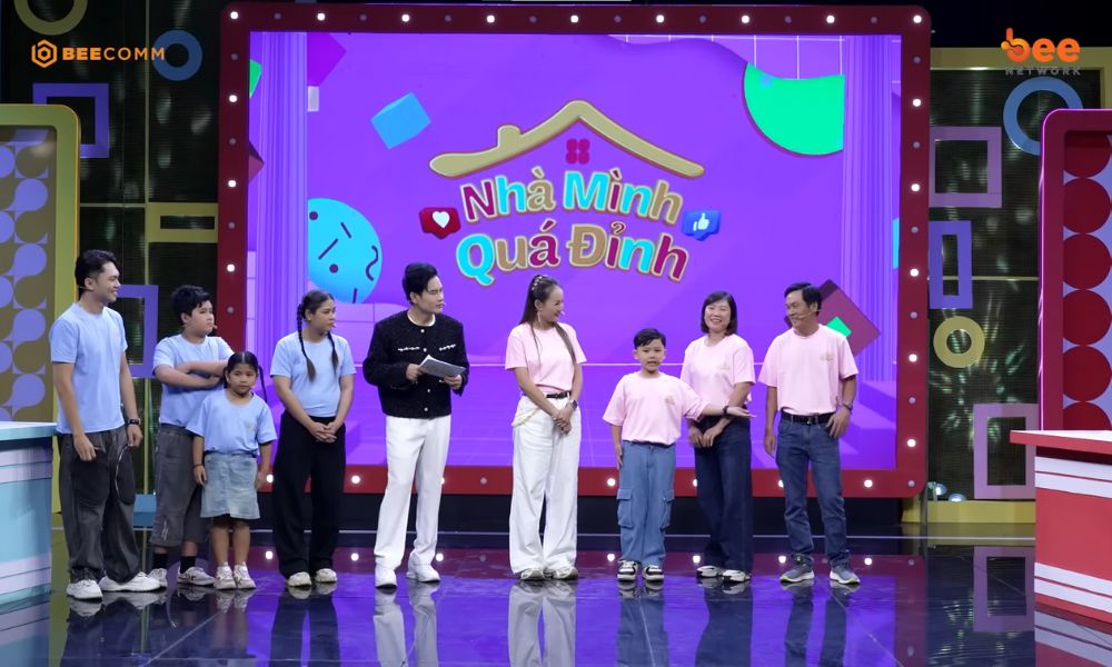 Quán quân Siêu Mẫu Nhí Toàn Cầu 2025 bất ngờ xuất hiện tại “Nhà Mình Quá Đỉnh”, gây sốt vì phong thái và giọng hát tự tin - 1