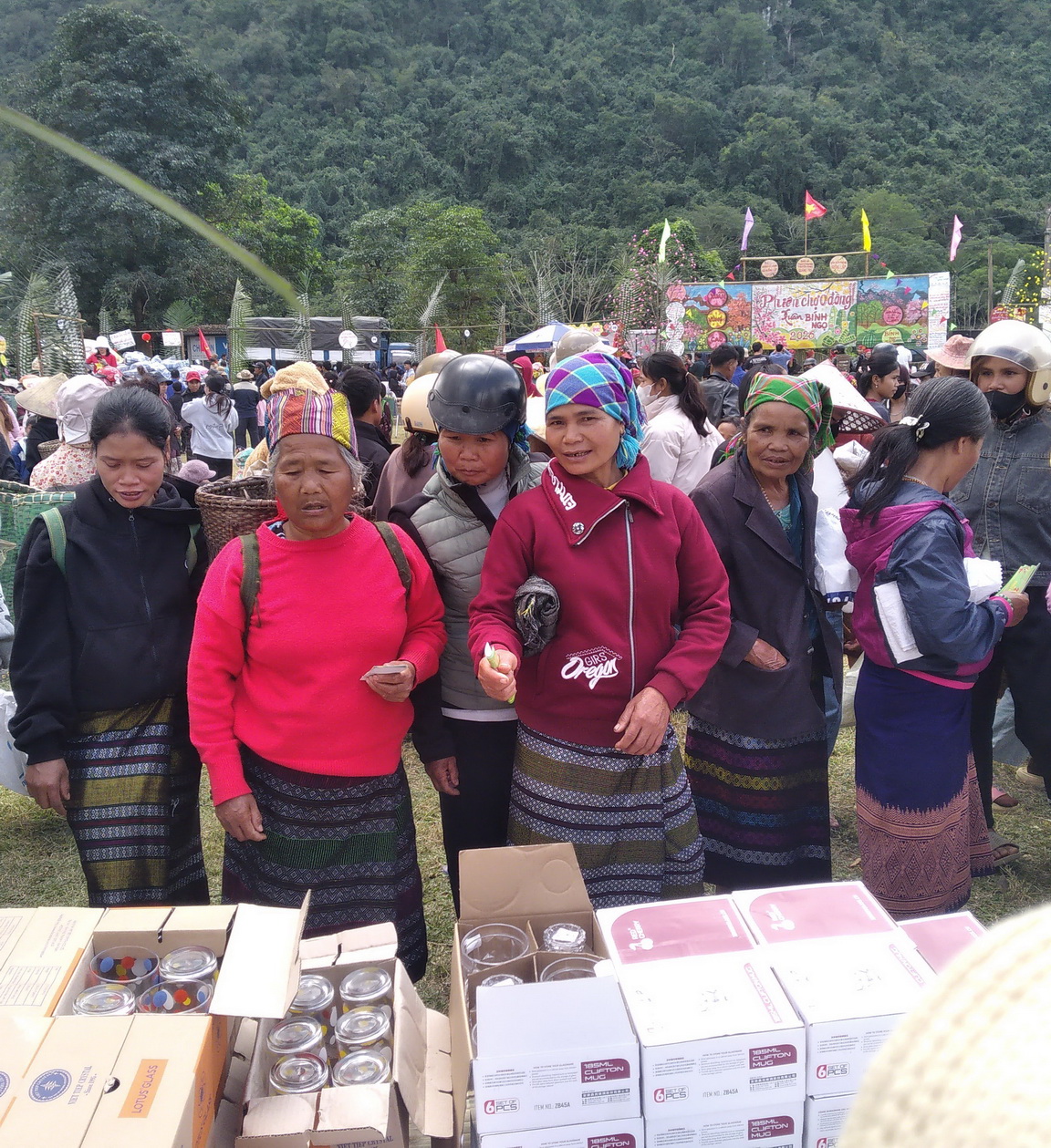 Phiên chợ 0 đồng mang Tết sớm đến với miền biên giới Quảng Trị - 1