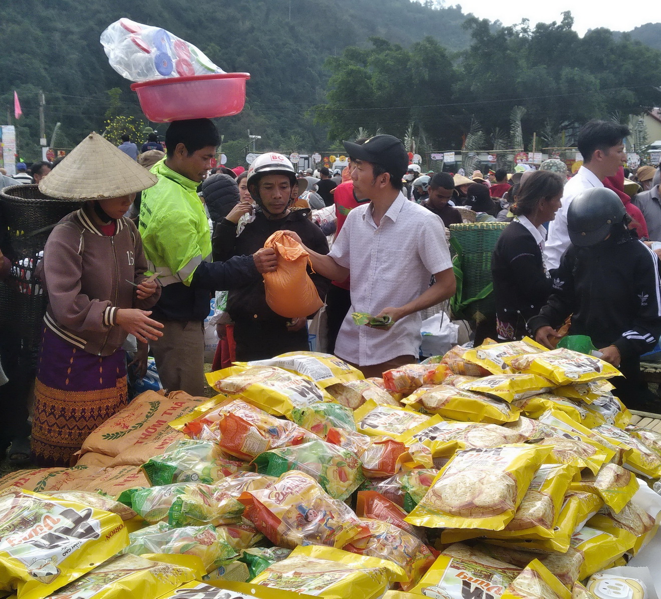 Phiên chợ 0 đồng mang Tết sớm đến với miền biên giới Quảng Trị - 8