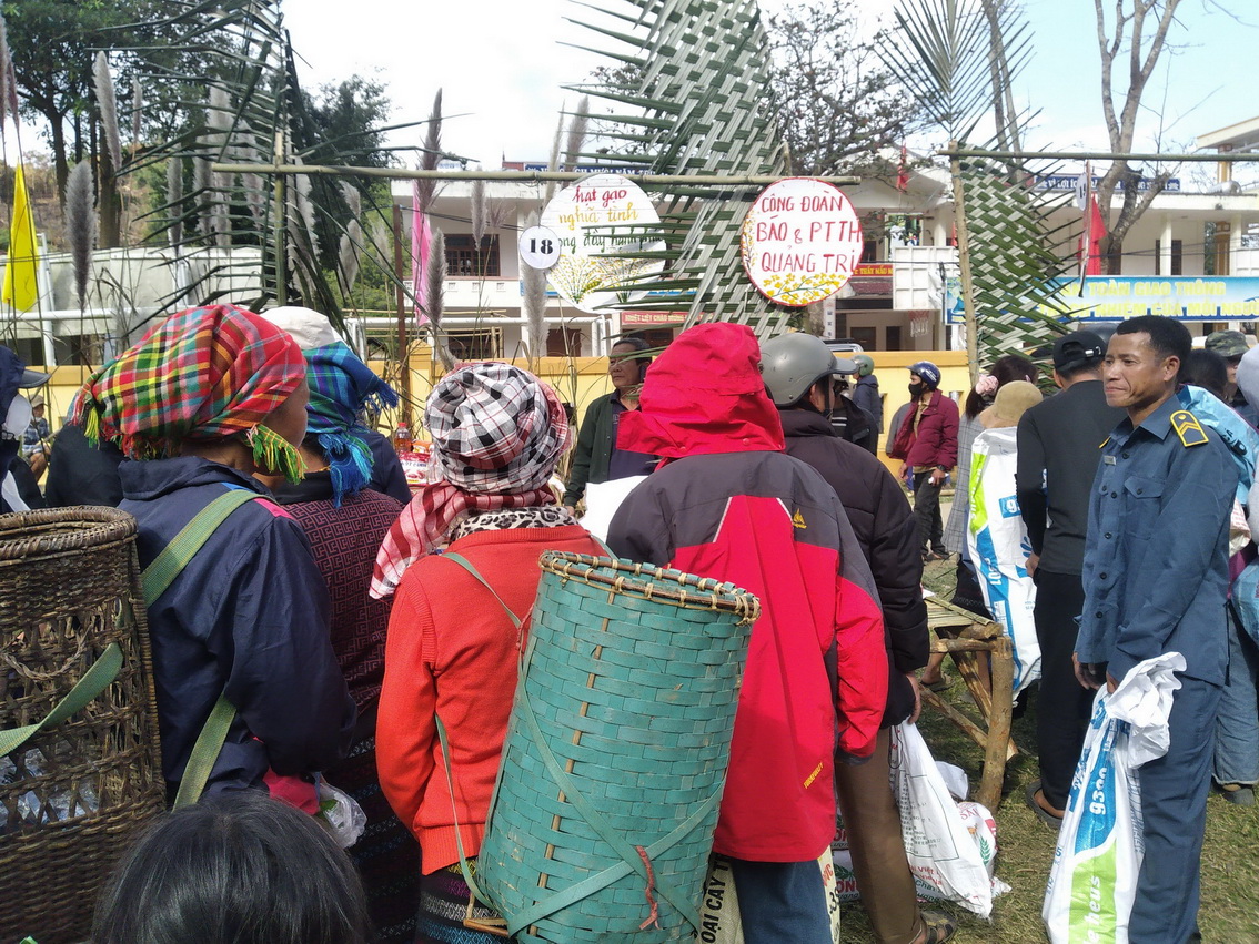 Phiên chợ 0 đồng mang Tết sớm đến với miền biên giới Quảng Trị - 9