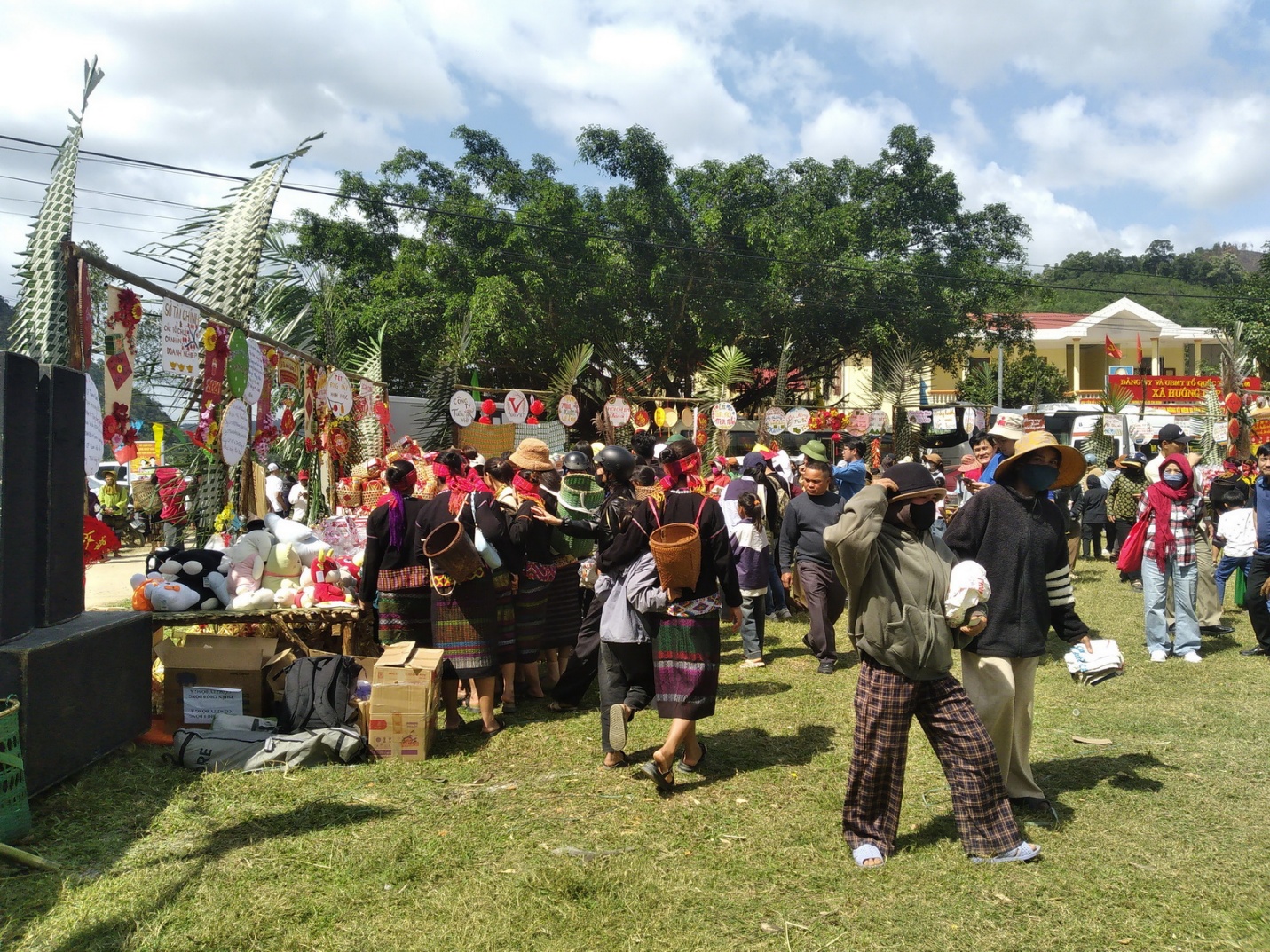 Phiên chợ 0 đồng mang Tết sớm đến với miền biên giới Quảng Trị - 2