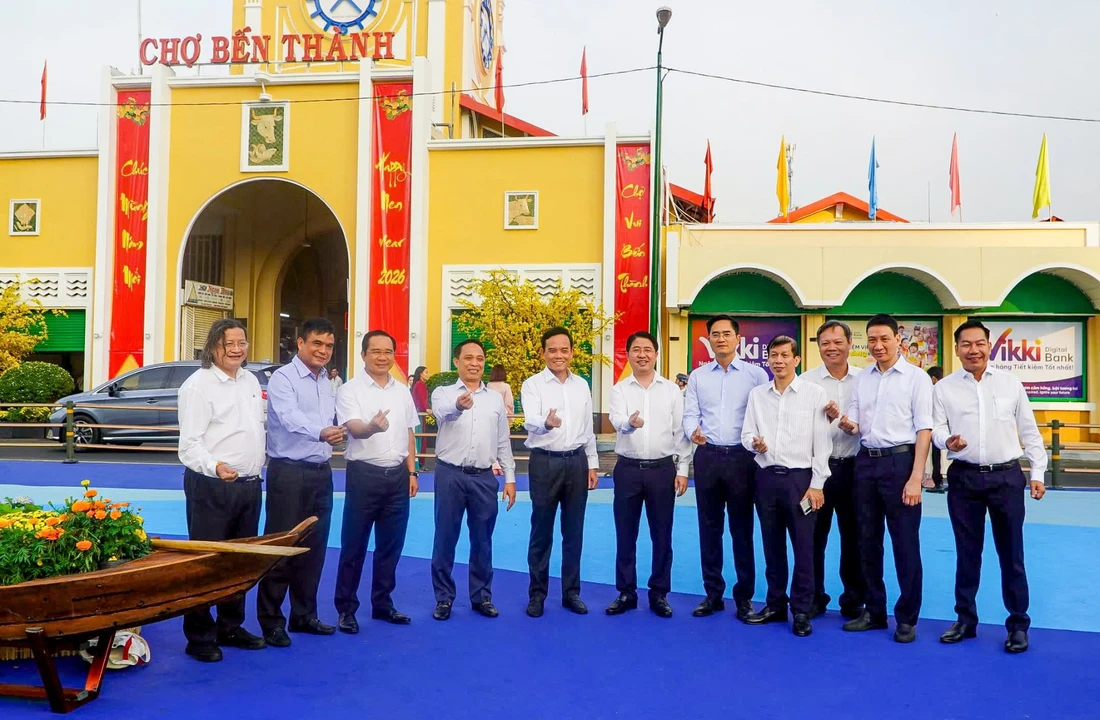 Lãnh đạo TP.HCM thị sát, chỉ đạo chỉnh trang chợ Bến Thành và hồ Con Rùa - 1