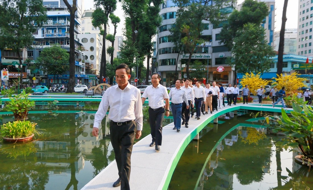 Lãnh đạo TP.HCM thị sát, chỉ đạo chỉnh trang chợ Bến Thành và hồ Con Rùa - 2