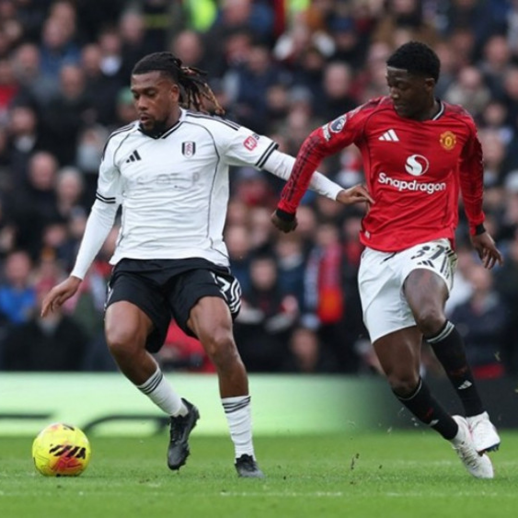  - Ngọc quý MU Mainoo bị tố làm gãy tay đối thủ, "lột xác" dưới thời Carrick