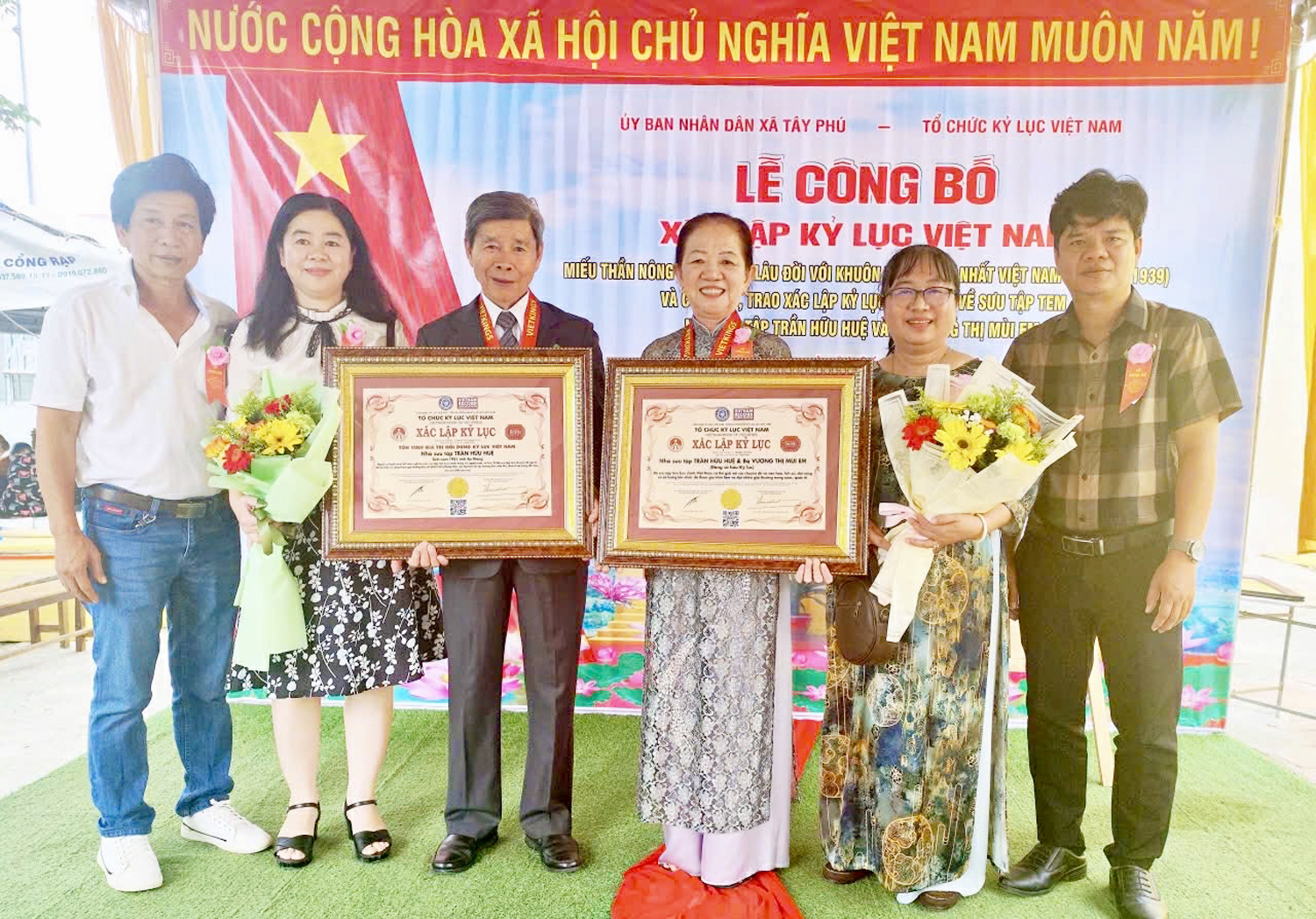 Ông lão 76 tuổi cùng vợ xác lập kỷ lục Việt Nam về tem bưu chính - 1