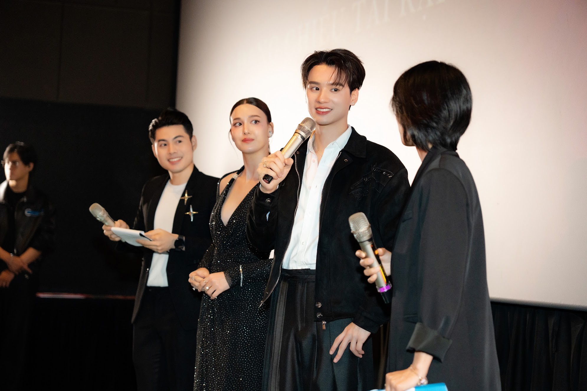 Nam thần Keng Harit bùng nổ visual khi sang Việt Nam - 1