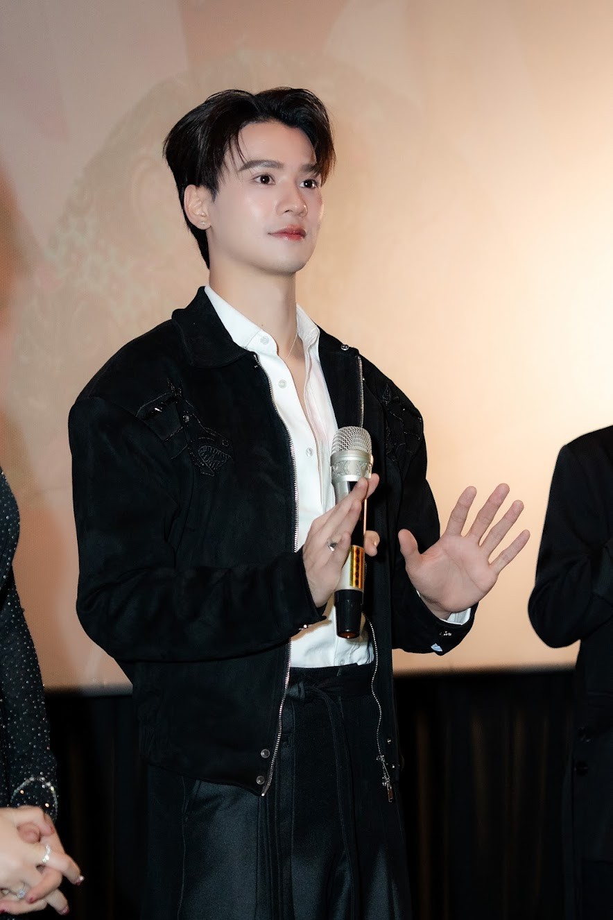 Nam thần Keng Harit bùng nổ visual khi sang Việt Nam - 2