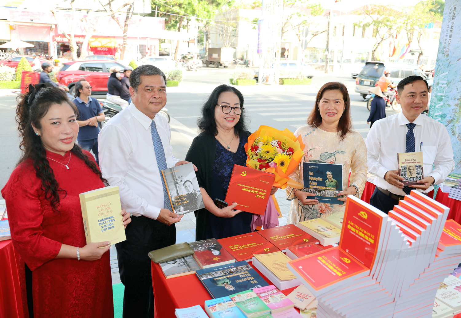 Cần Thơ khai mạc ‘Sắc Xuân miệt vườn’ và Công viên Sách Xuân - 5