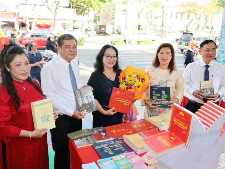 Cần Thơ khai mạc ‘Sắc Xuân miệt vườn’ và Công viên Sách Xuân