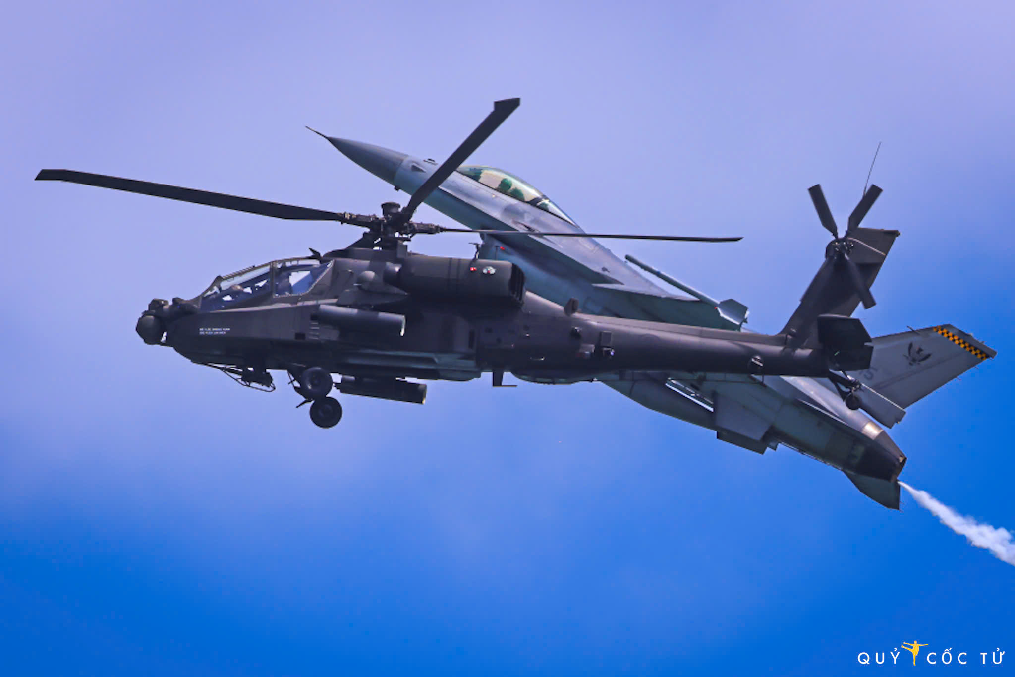 man nhan man bieu dien may bay tren bau troi dao quoc su tu - 2