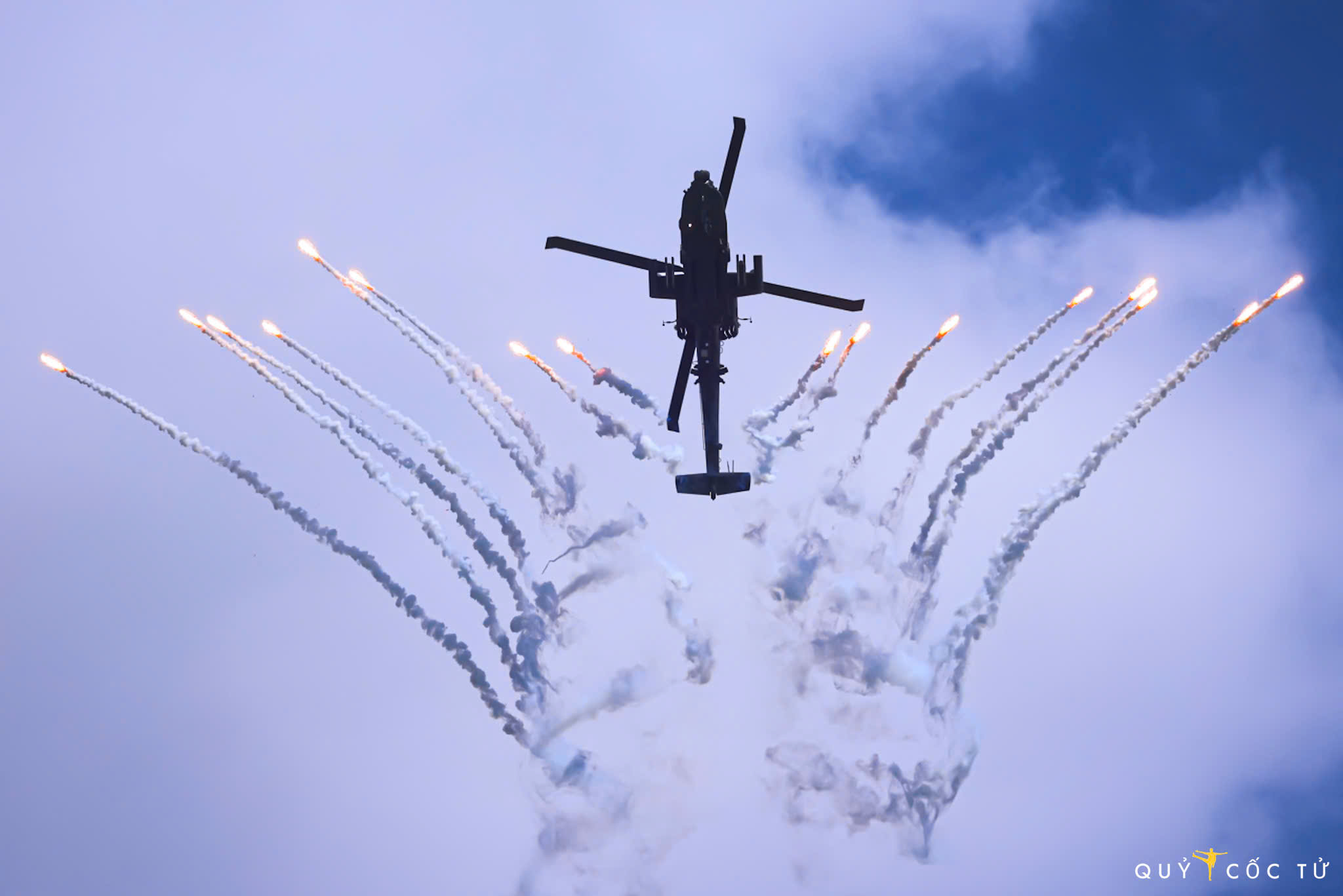 man nhan man bieu dien may bay tren bau troi dao quoc su tu - 6