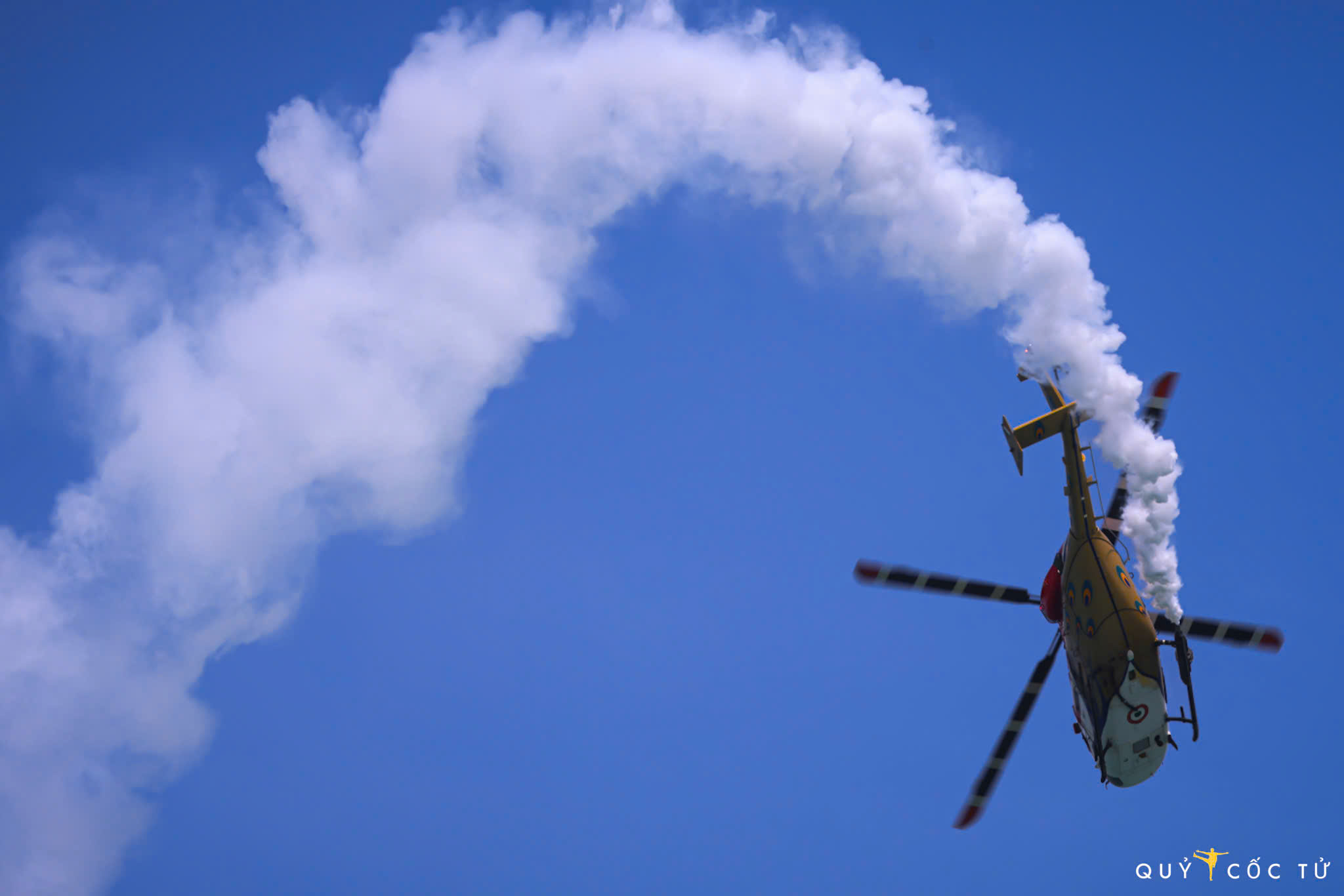 man nhan man bieu dien may bay tren bau troi dao quoc su tu - 7