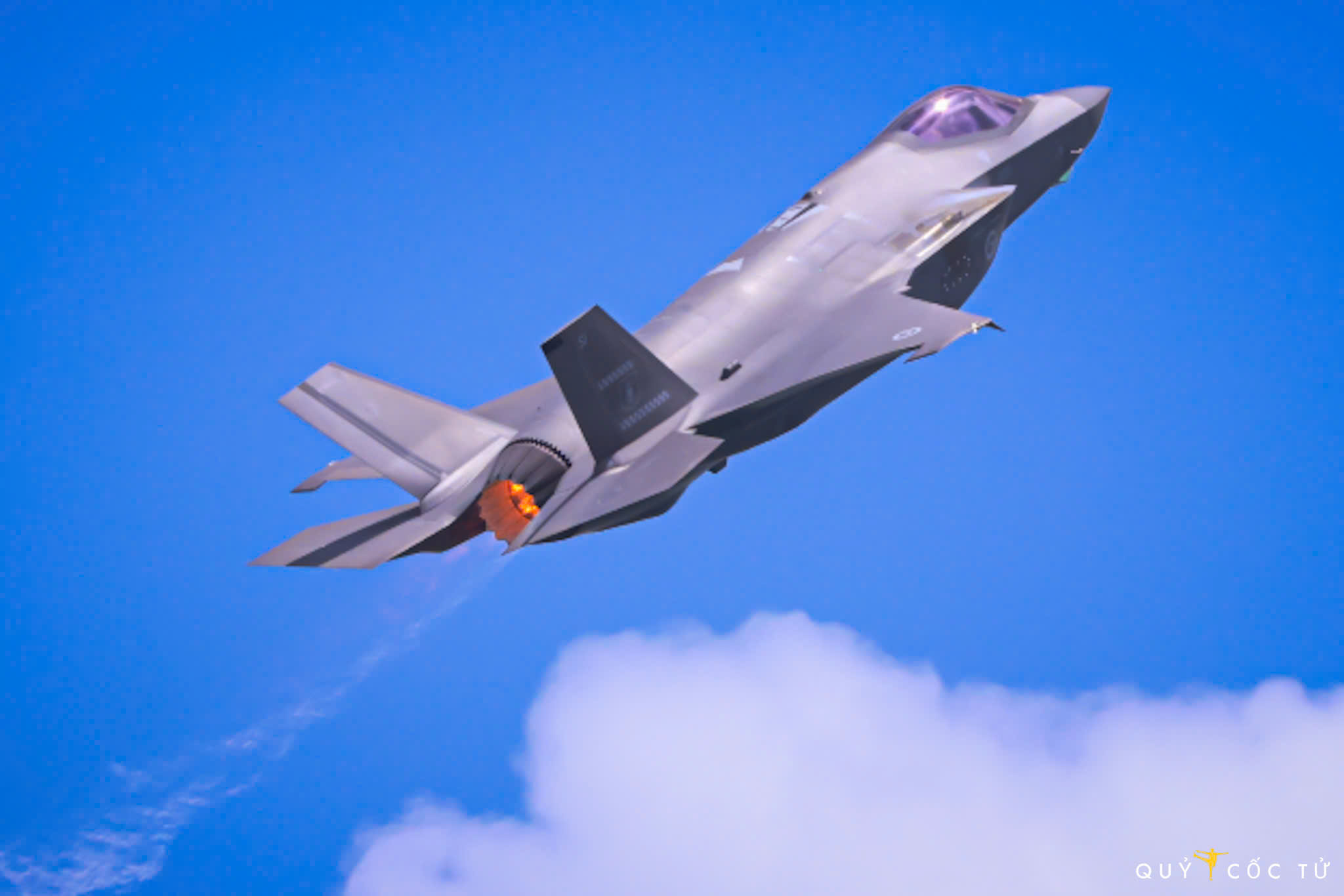 man nhan man bieu dien may bay tren bau troi dao quoc su tu - 9