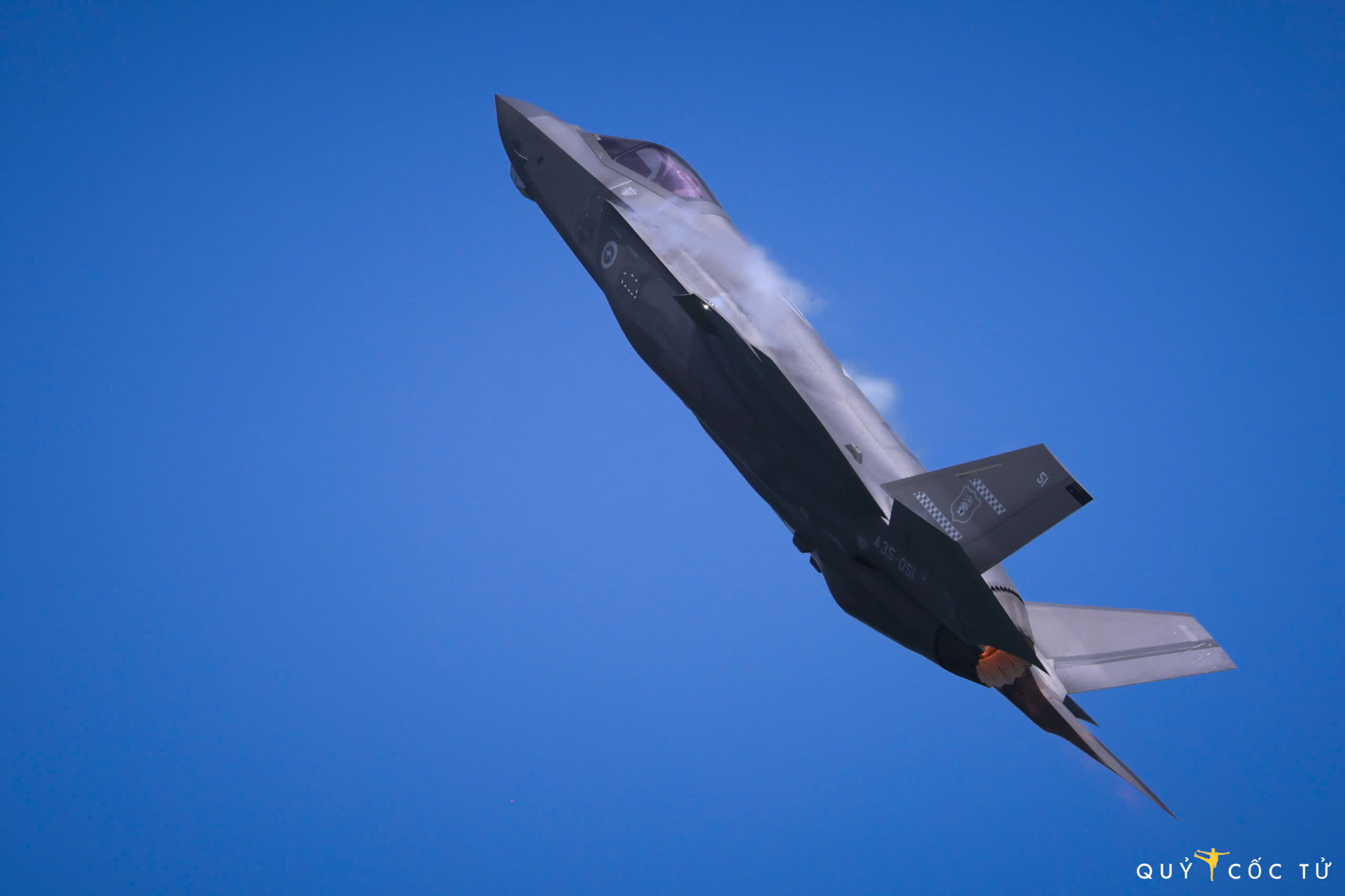 man nhan man bieu dien may bay tren bau troi dao quoc su tu - 10