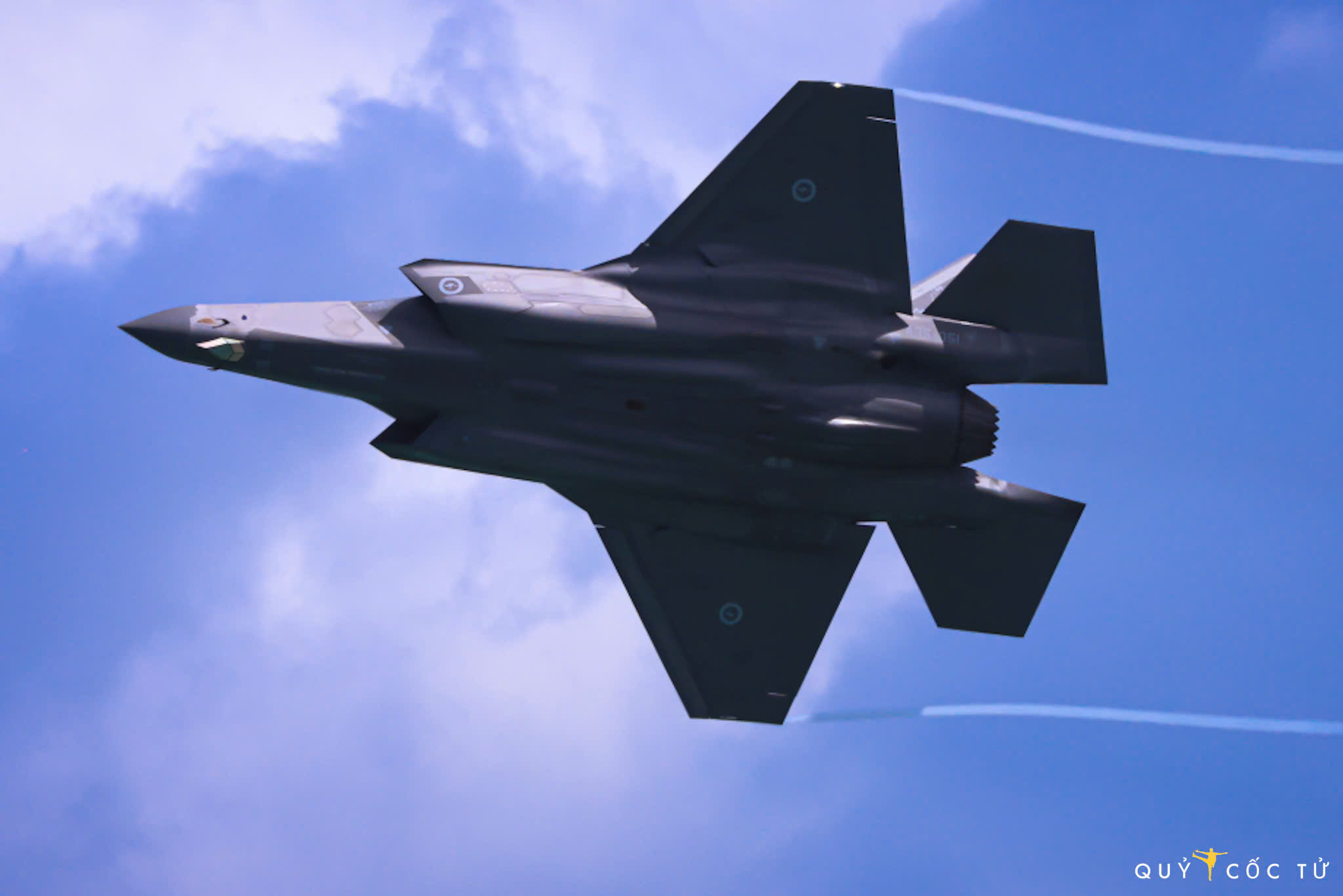 man nhan man bieu dien may bay tren bau troi dao quoc su tu - 11