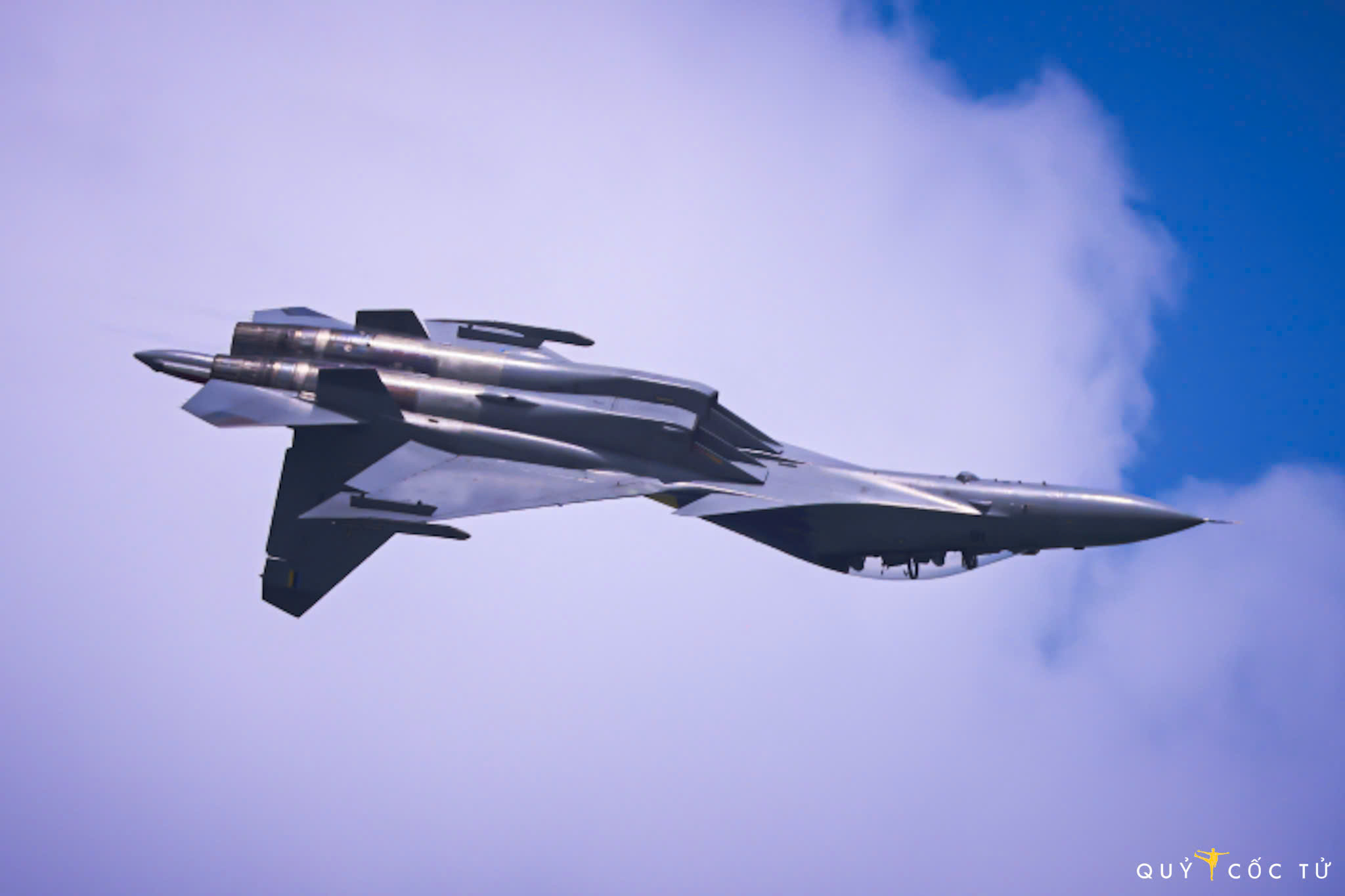 man nhan man bieu dien may bay tren bau troi dao quoc su tu - 14