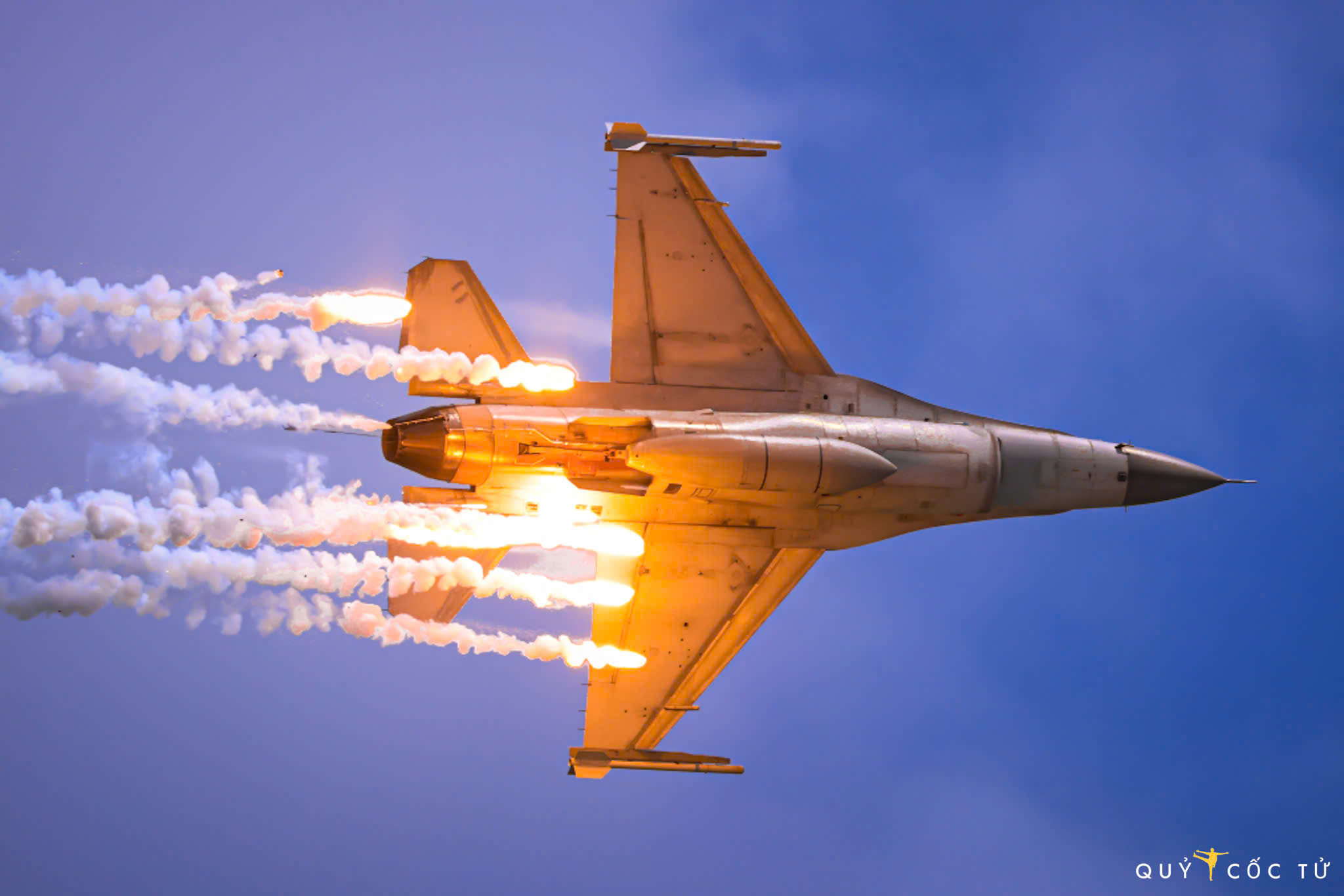 man nhan man bieu dien may bay tren bau troi dao quoc su tu - 15