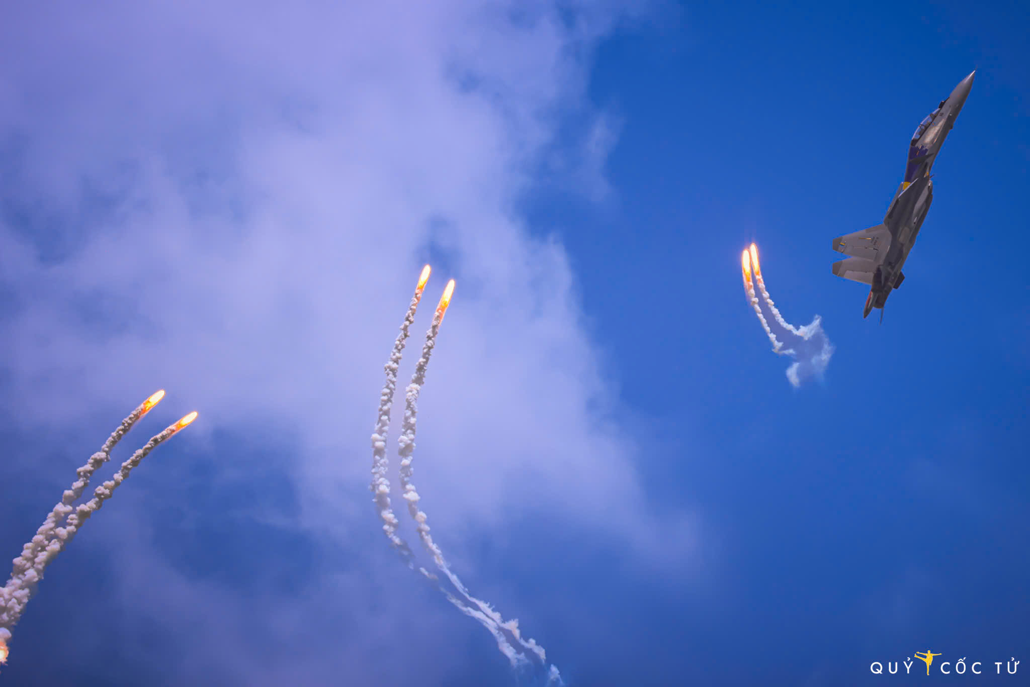 man nhan man bieu dien may bay tren bau troi dao quoc su tu - 16