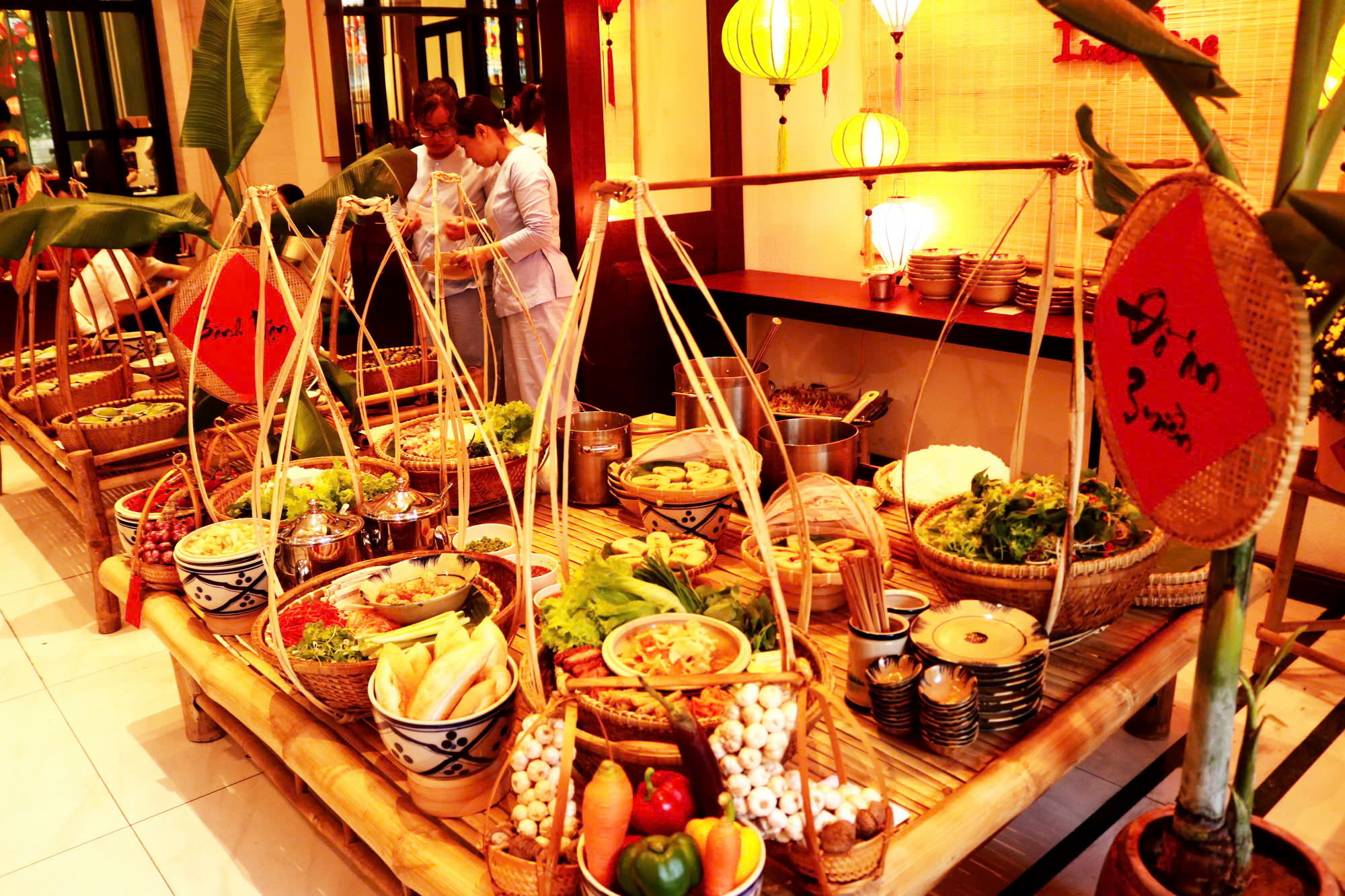 Tìm về hơi ấm Tết xưa nơi chợ xuân giữa lòng phố biển - 1