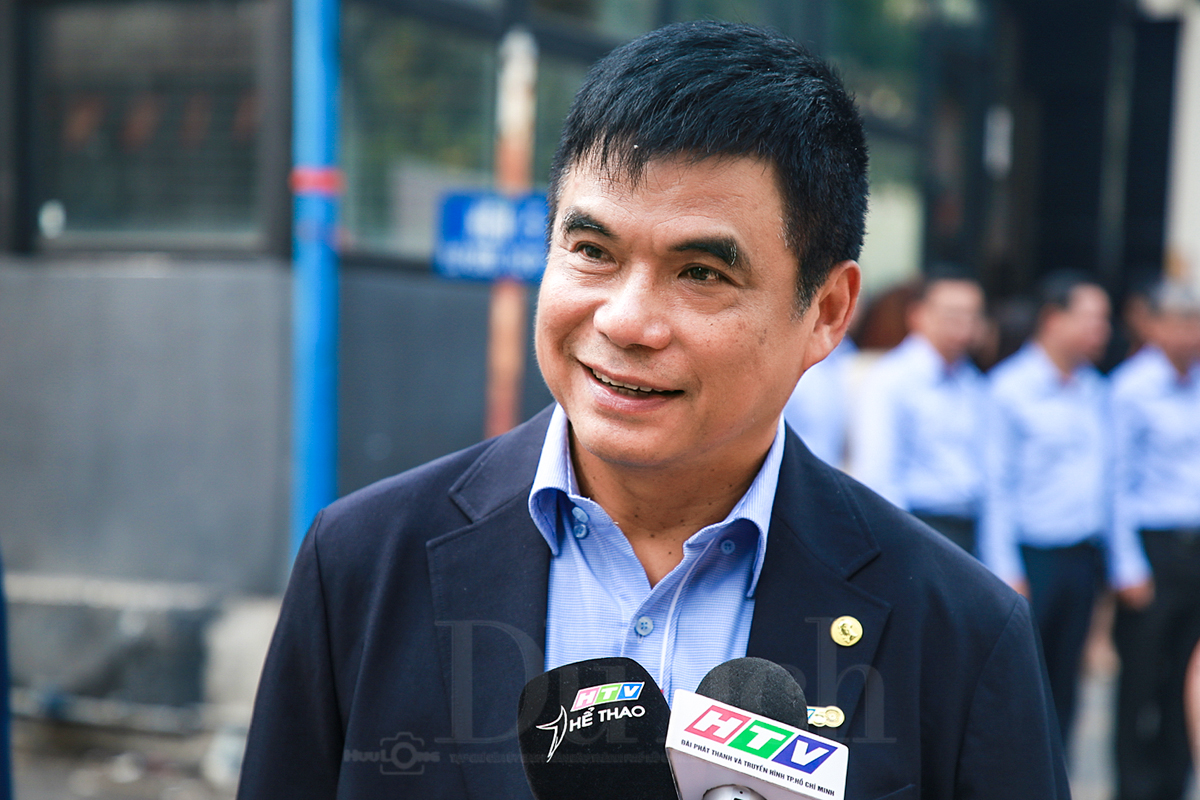 Từ ống kính xuyên lửa đạn đến tên đường giữa trung tâm thành phố - 4