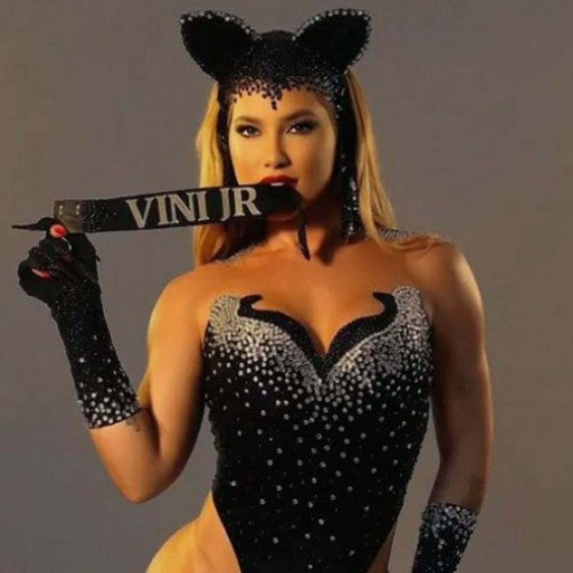  - Bạn gái Vinicius táo bạo khoe vòng 3 gợi cảm, "gây bão" MXH có 55 triệu lượt theo dõi