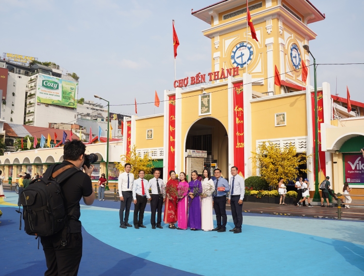 Quảng trường chợ Bến Thành 'thay áo', trở thành điểm hẹn xuân giữa lòng TP.HCM
