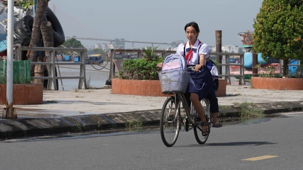 Mái ấm gia đình Việt: Lâm Bảo Ngọc tài trợ chi phí về quê giỗ mẹ cho hai chị em mồ côi - 1