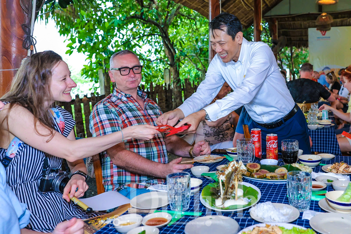Qua cồn ăn Tết, khách Tây hào hứng trải nghiệm văn hóa miệt vườn sông nước - 8