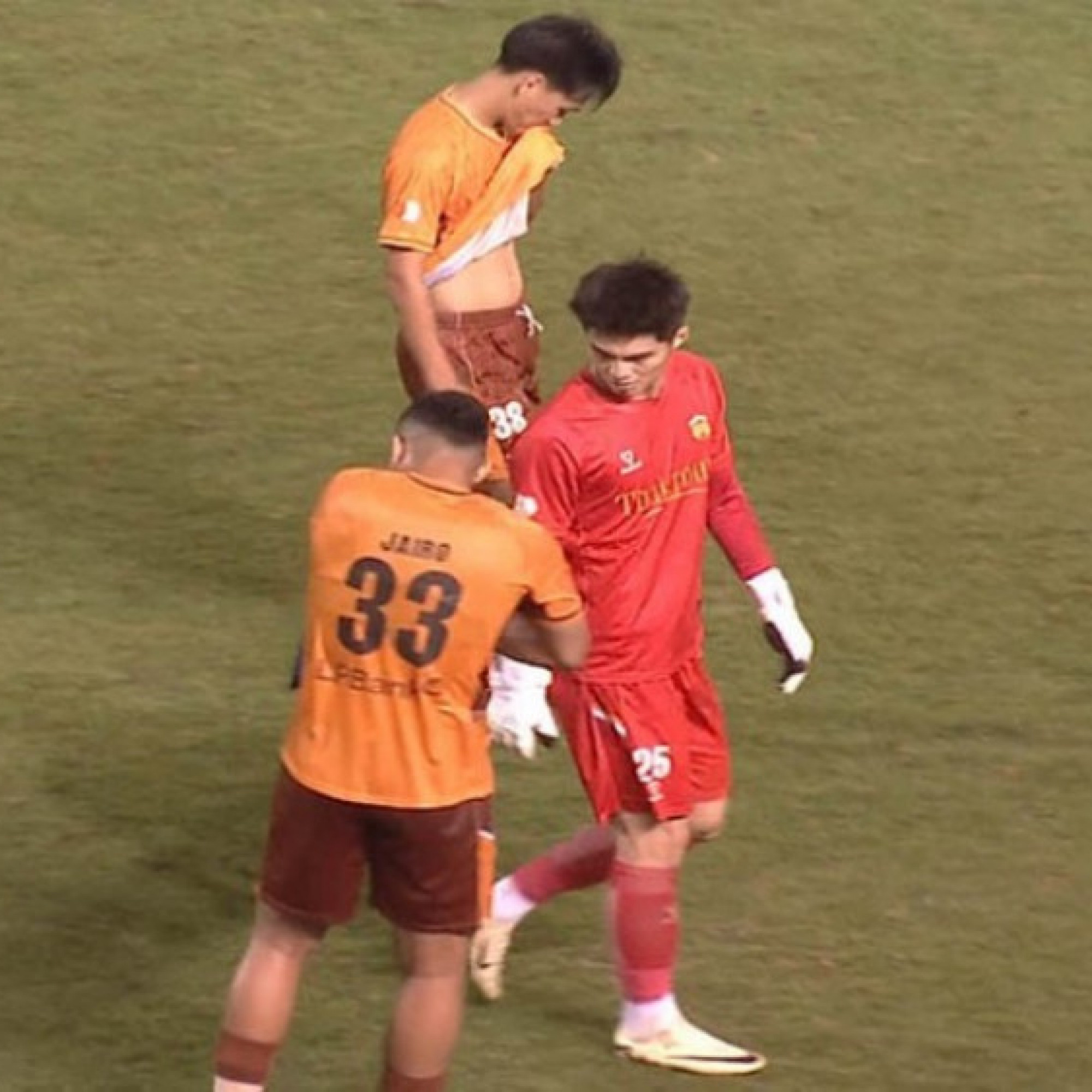  - Video bóng đá Ninh Bình - HAGL: Minh Tâm trừng phạt sai lầm, siêu phẩm ấn định (V-League)