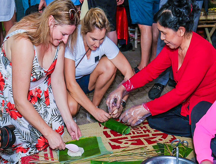 Qua cồn ăn Tết, khách Tây hào hứng trải nghiệm văn hóa miệt vườn sông nước