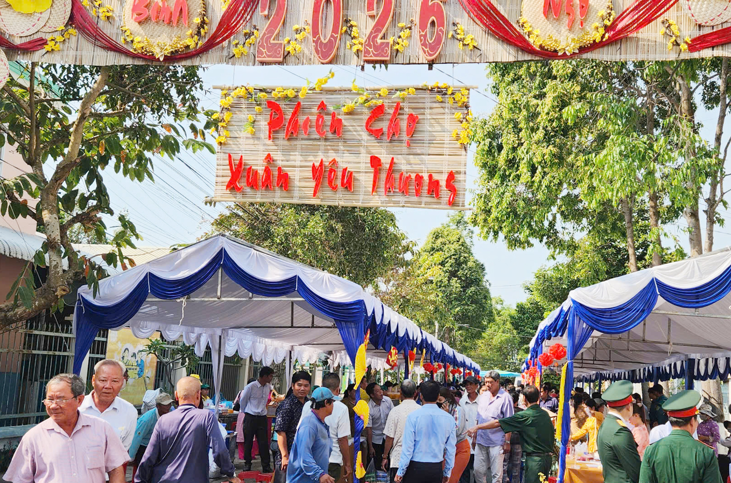 Người dân vùng biên An Giang đón Tết vui từ phiên chợ Xuân - 1