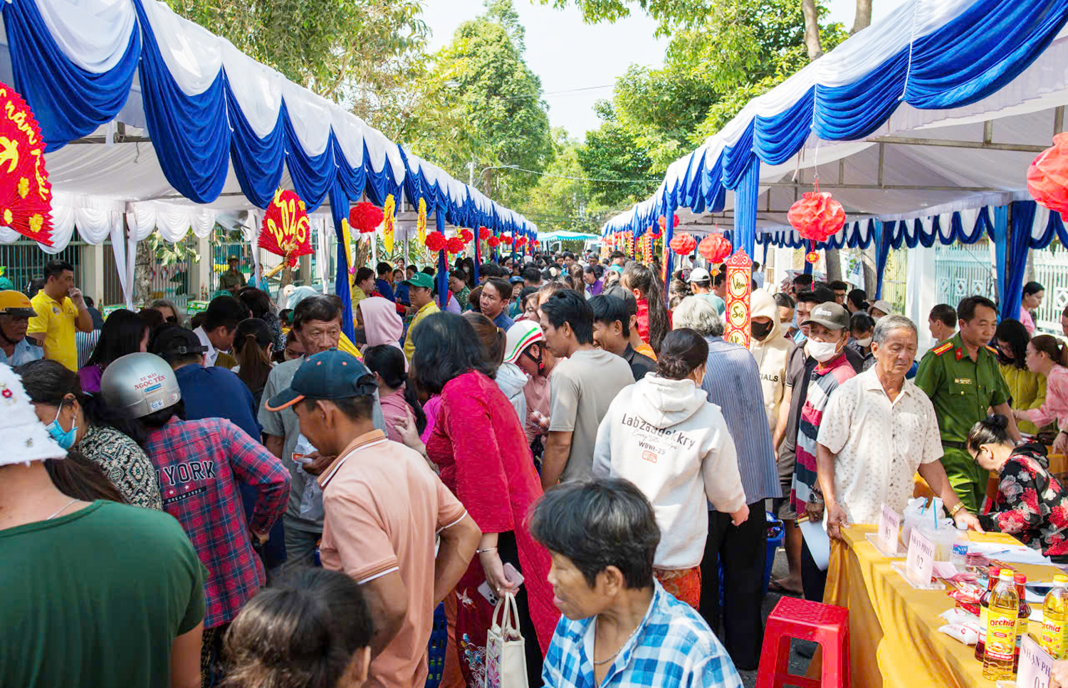 Người dân vùng biên An Giang đón Tết vui từ phiên chợ Xuân - 2