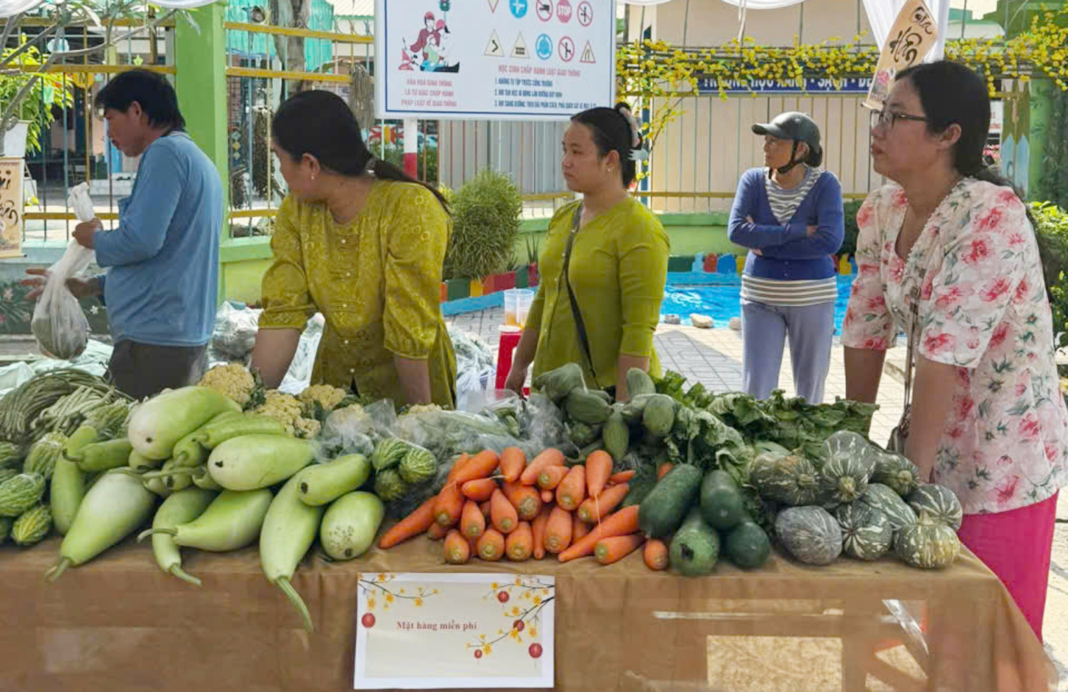 Người dân vùng biên An Giang đón Tết vui từ phiên chợ Xuân - 5